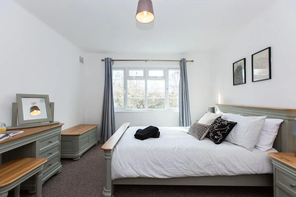 Charming 3-Bed Retreat, Excellent Locaton Villa Nottingham Holiday home