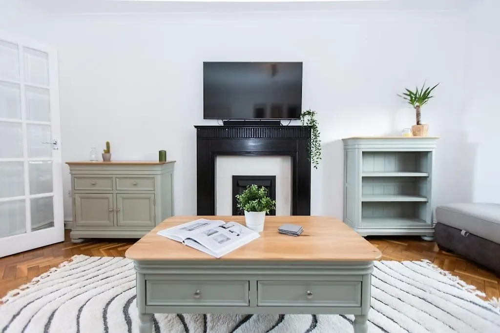 Charming 3-Bed Retreat, Excellent Locaton Villa Nottingham